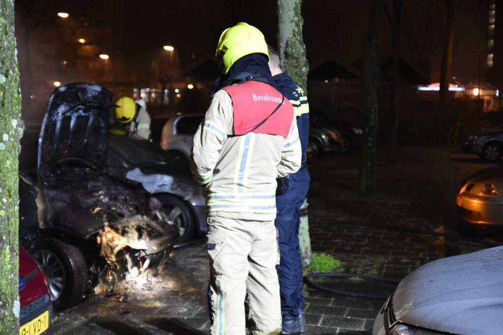 Auto volledig uitgebrand op parkeerplaats