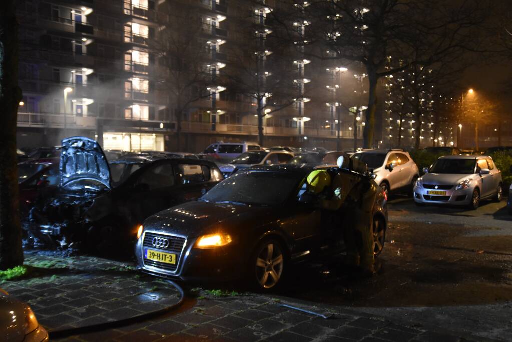 Auto volledig uitgebrand op parkeerplaats