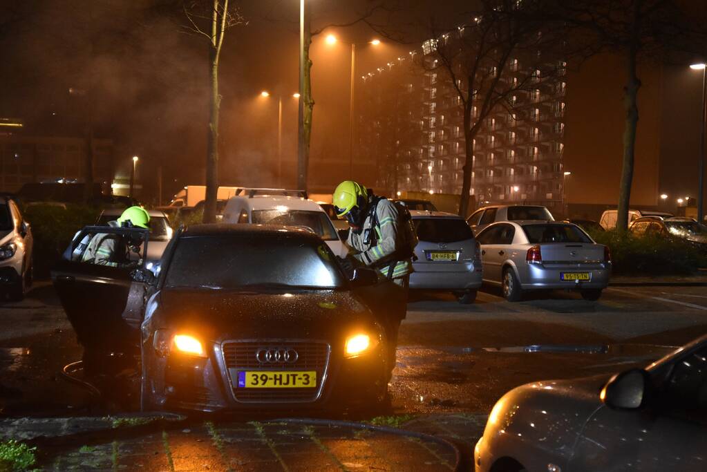 Auto volledig uitgebrand op parkeerplaats