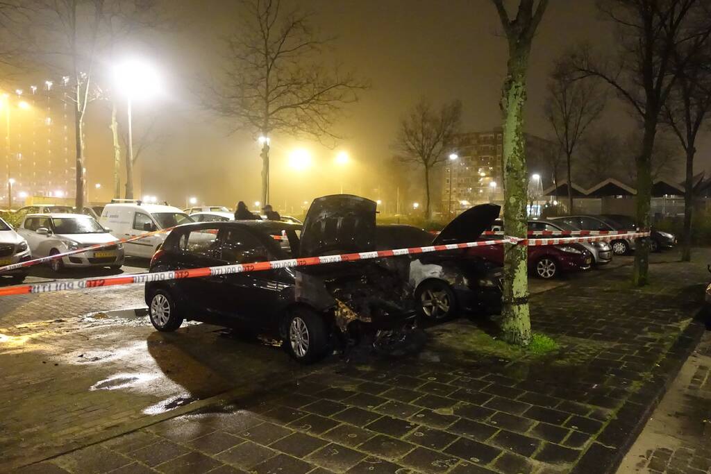 Auto volledig uitgebrand op parkeerplaats