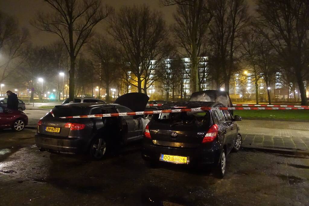 Auto volledig uitgebrand op parkeerplaats