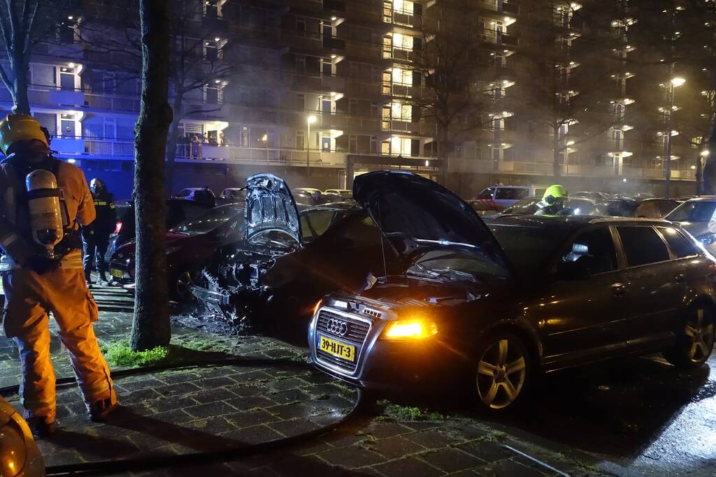 Auto volledig uitgebrand op parkeerplaats