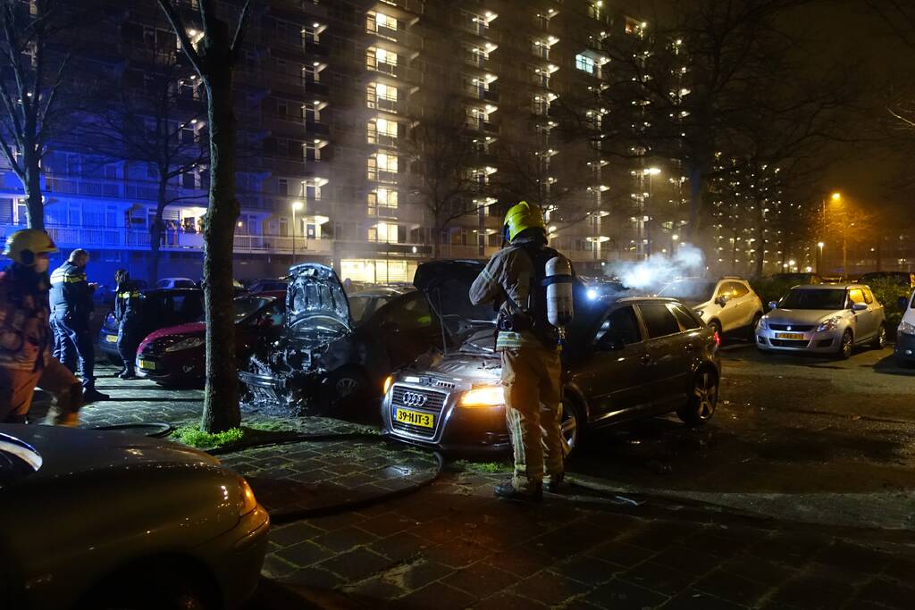 Auto volledig uitgebrand op parkeerplaats