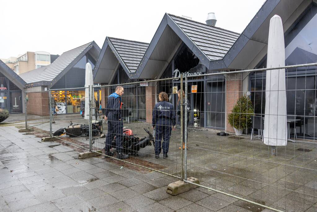 Recherche en brandweer doen onderzoek bij Kwalitaria Délifrance