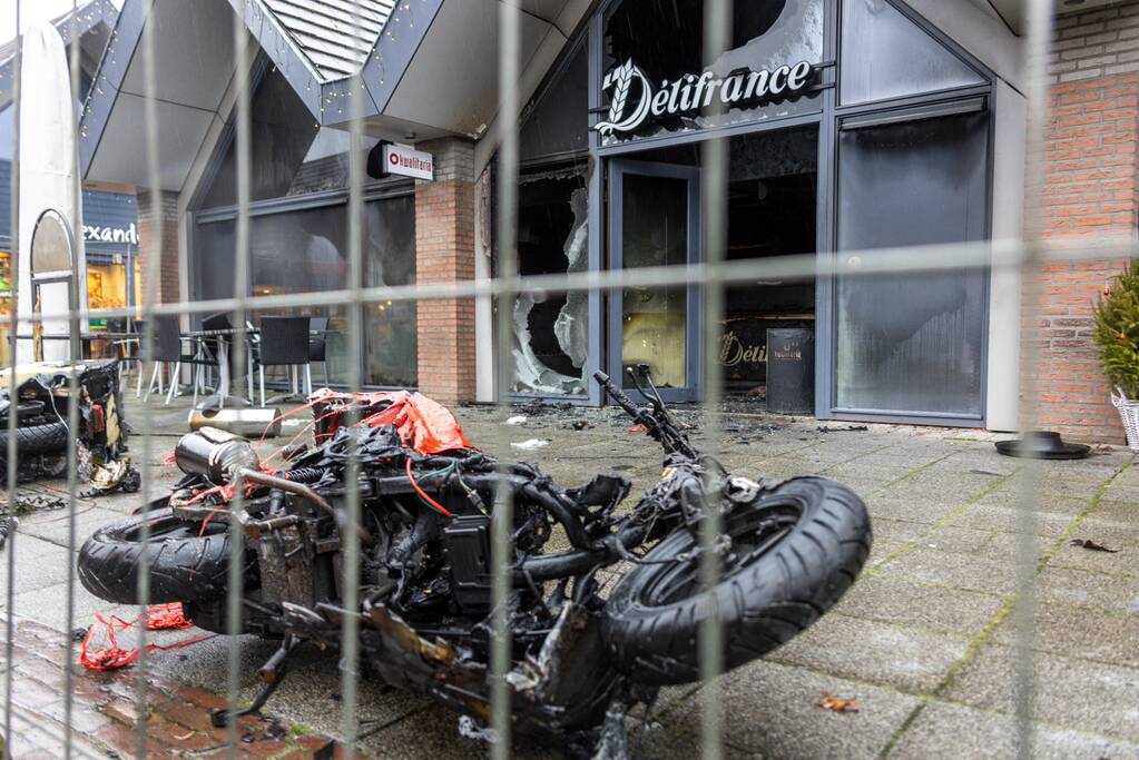 Recherche en brandweer doen onderzoek bij Kwalitaria Délifrance