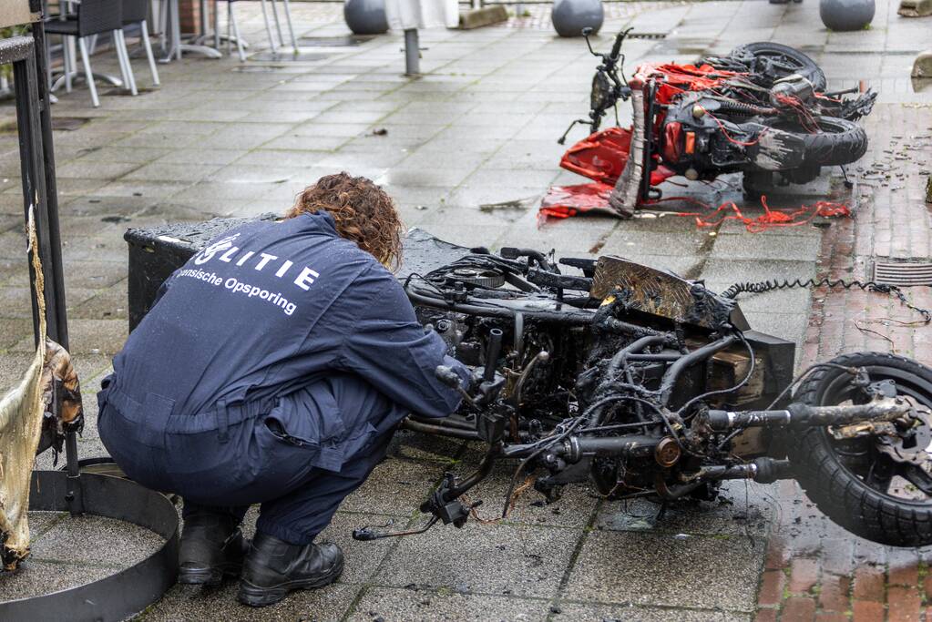 Recherche en brandweer doen onderzoek bij Kwalitaria Délifrance