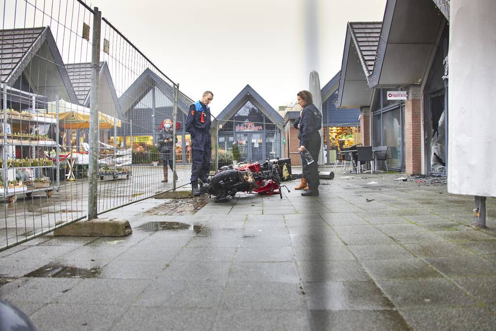 Recherche en brandweer doen onderzoek bij Kwalitaria Délifrance