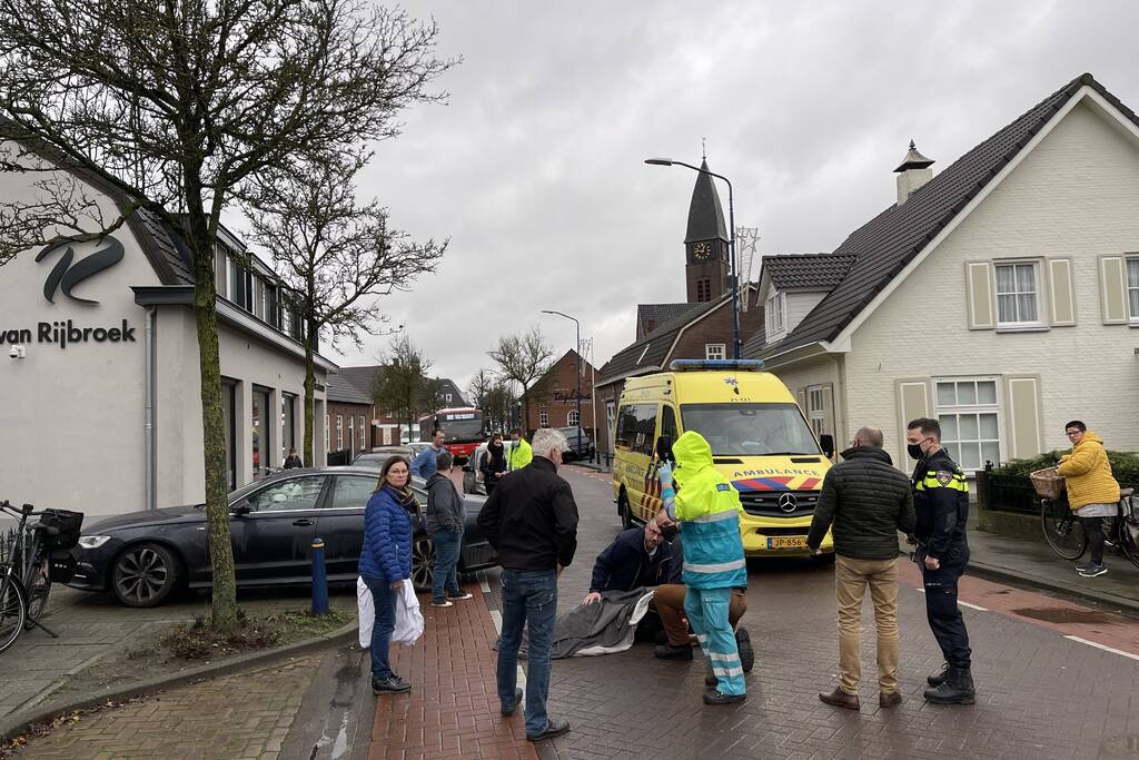 Vrouw gewond bij aanrijding met auto