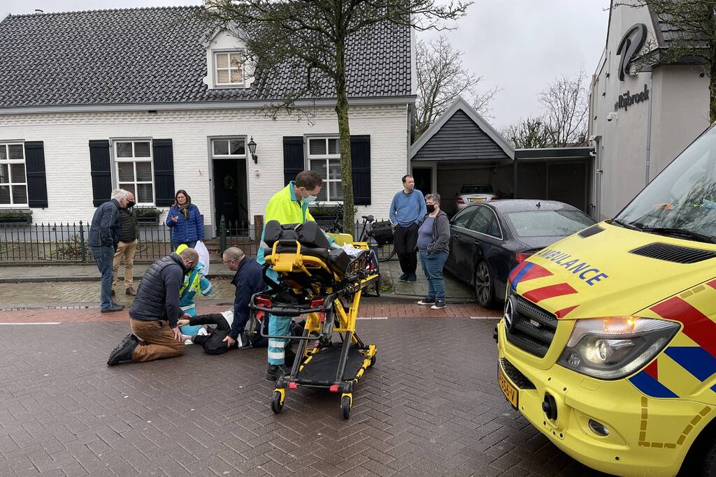 Vrouw gewond bij aanrijding met auto