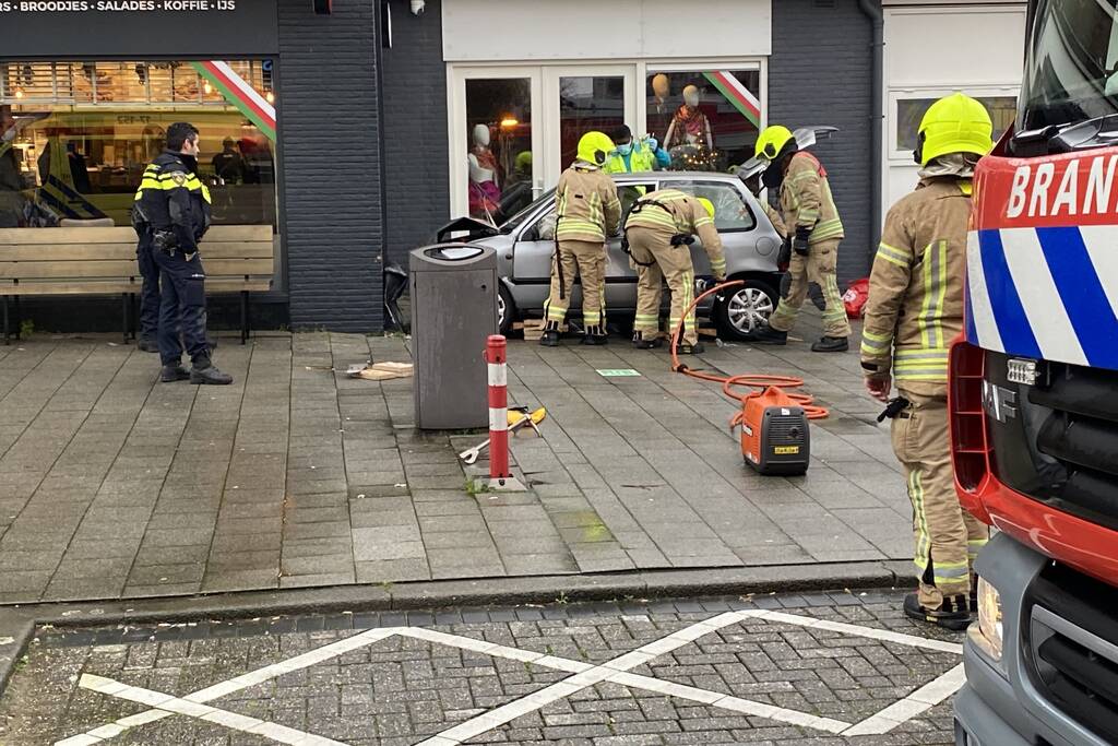 Auto crasht tegen gevel van snackbar Verhage