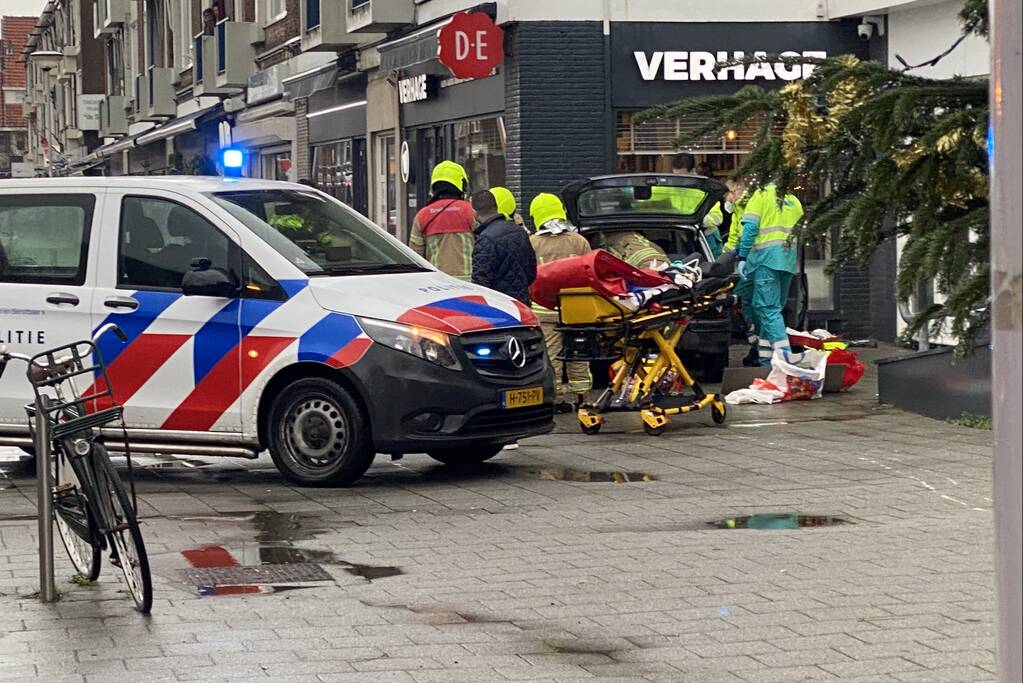 Auto crasht tegen gevel van snackbar Verhage
