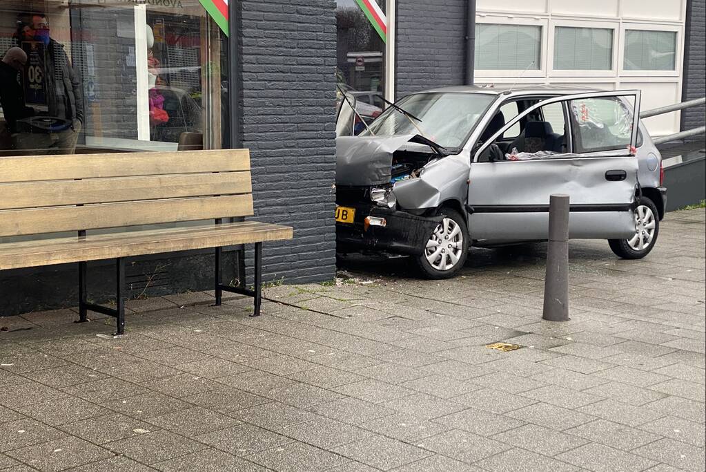 Auto crasht tegen gevel van snackbar Verhage