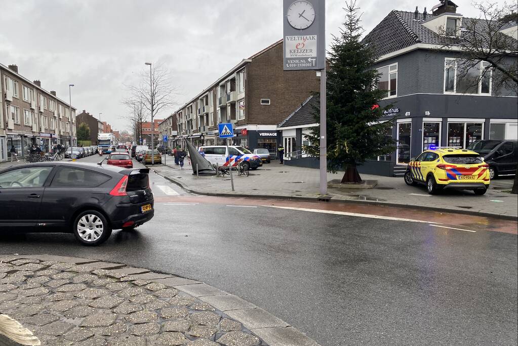 Auto crasht tegen gevel van snackbar Verhage