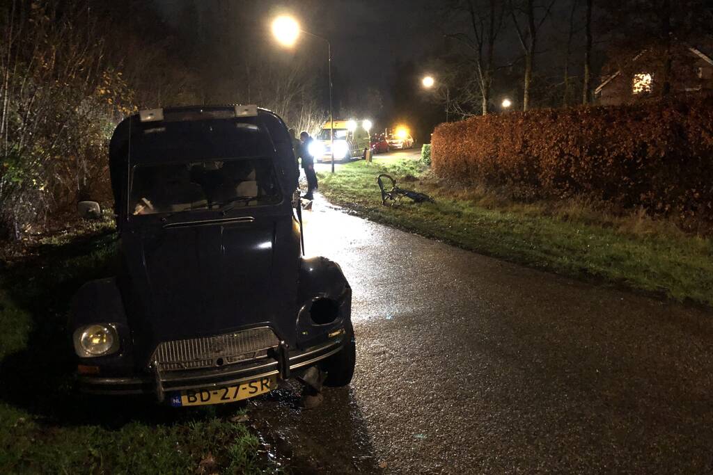 Botsing tussen auto en fietser in bocht