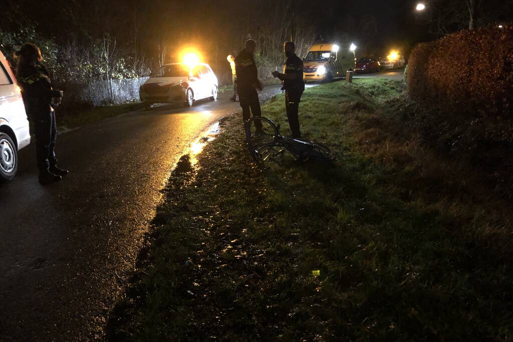 Botsing tussen auto en fietser in bocht