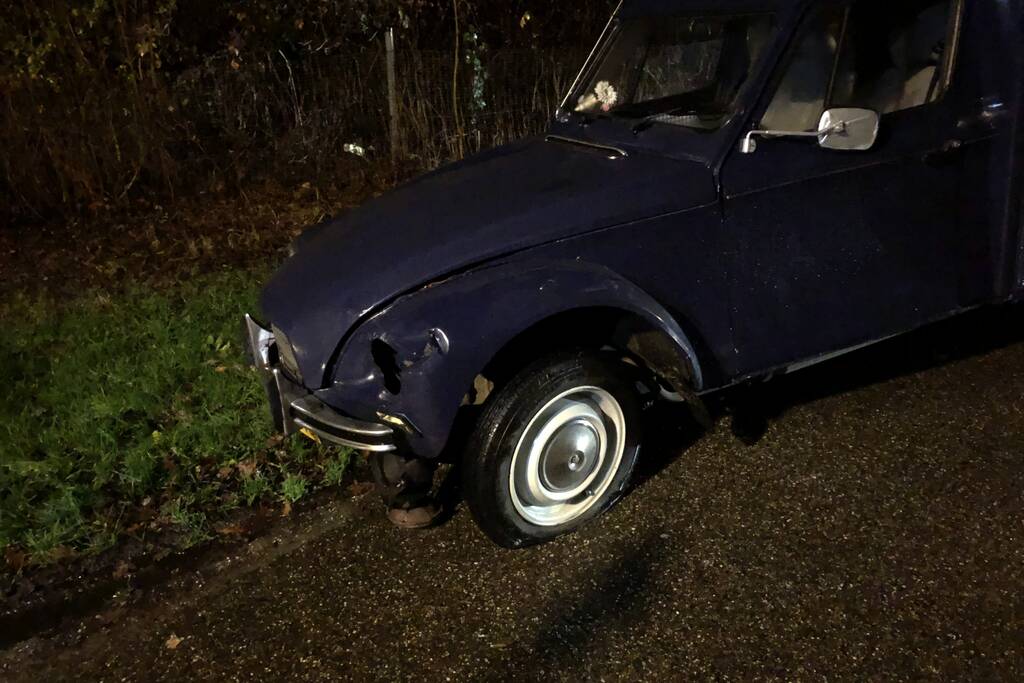 Botsing tussen auto en fietser in bocht