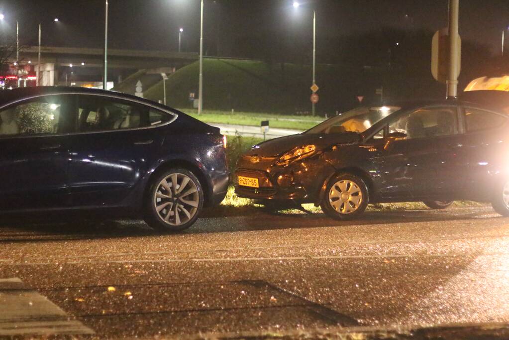 Schade na aanrijding tussen twee auto's