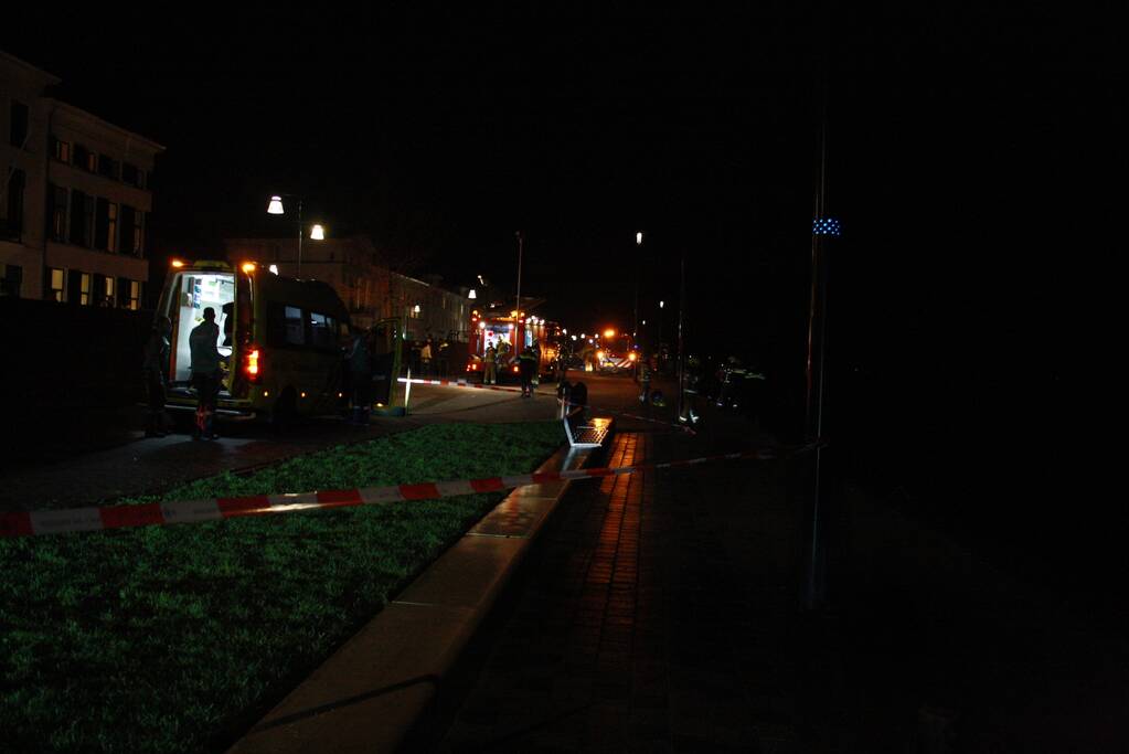 Auto belandt in het water