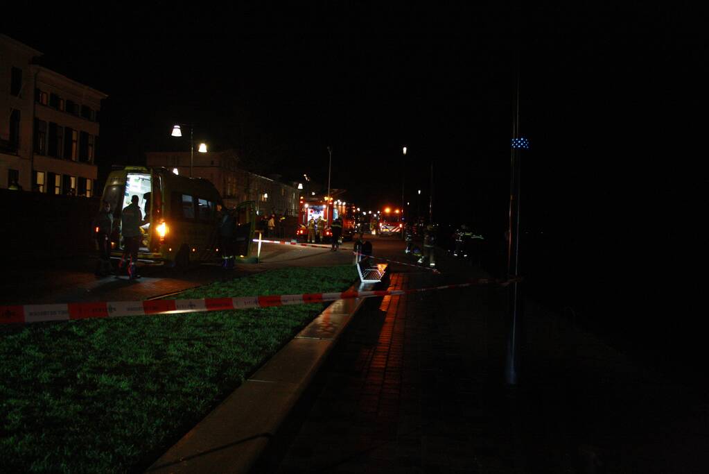 Auto belandt in het water