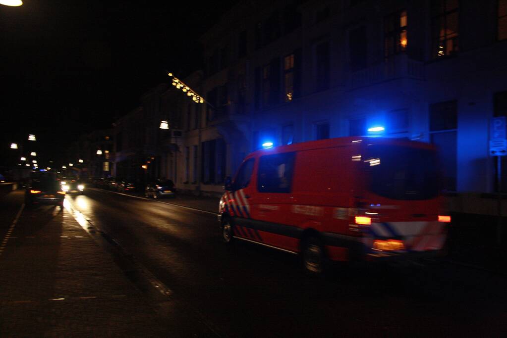 Auto belandt in het water