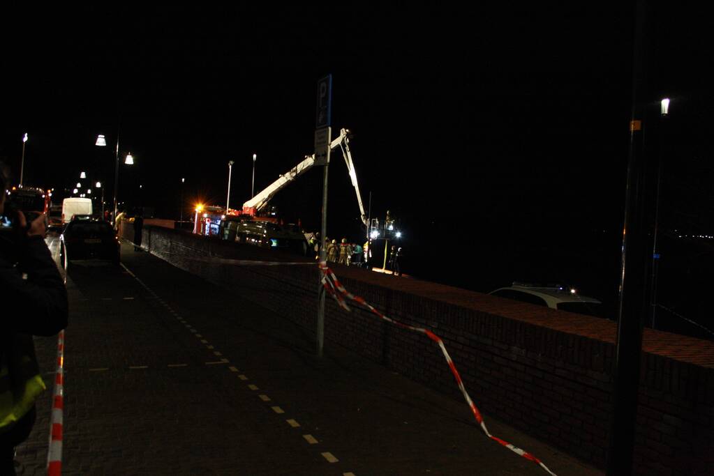 Auto belandt in het water