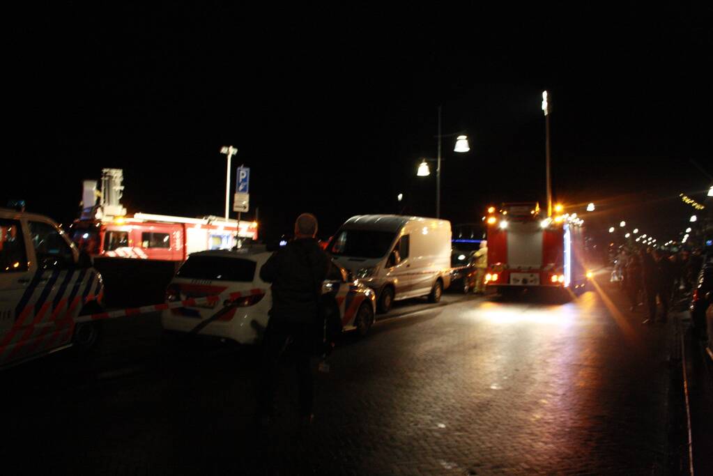 Auto belandt in het water