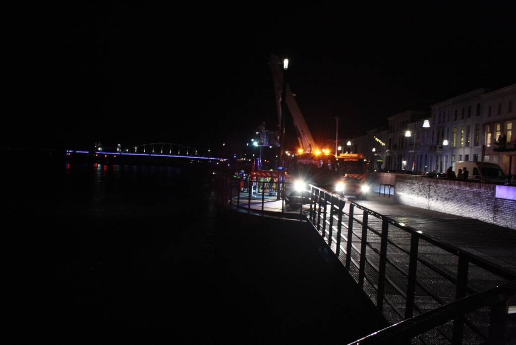 Auto belandt in het water