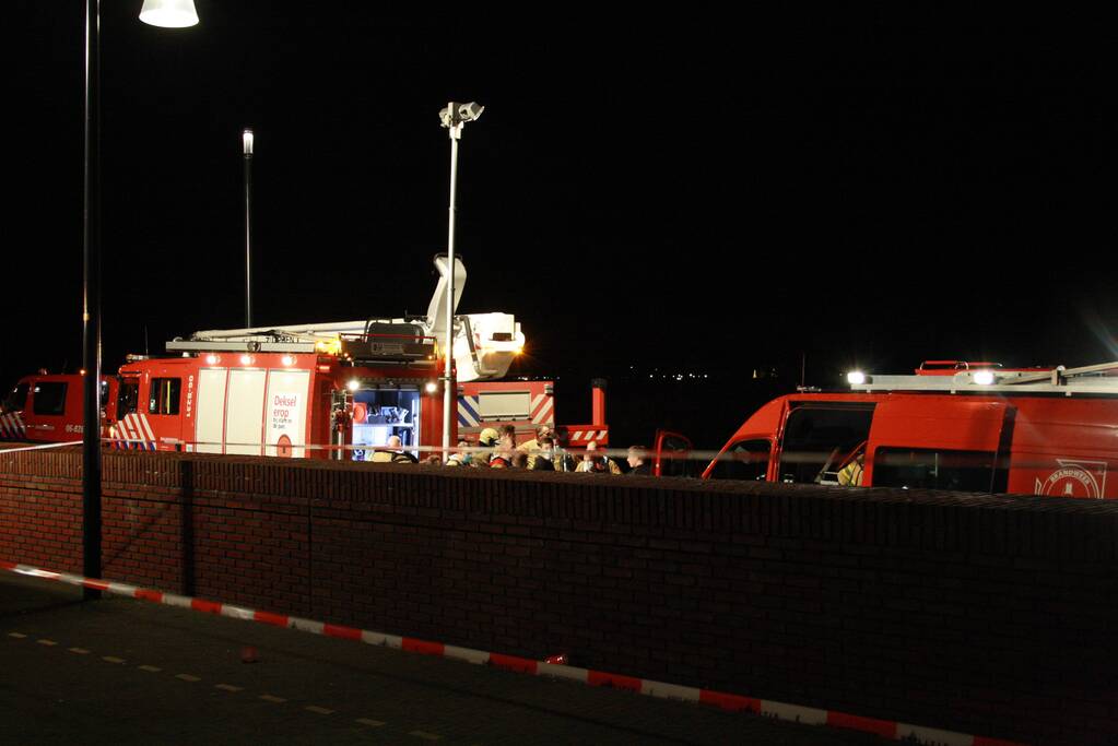 Auto belandt in het water