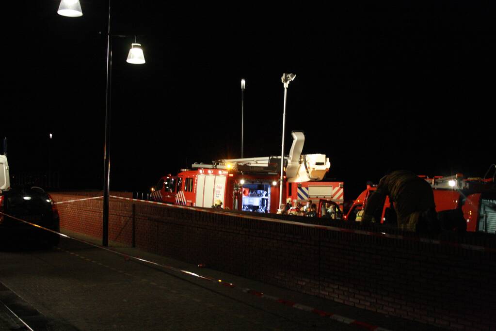 Auto belandt in het water