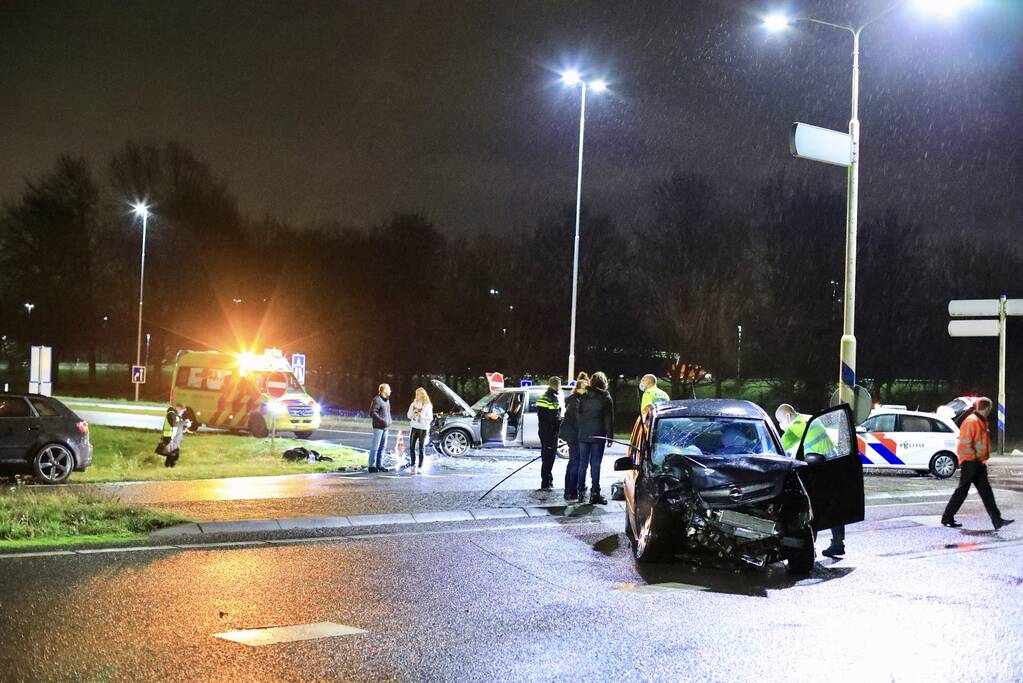 Twee auto's botsen op kruising