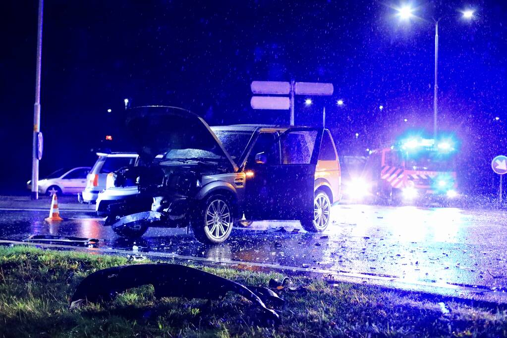 Twee auto's botsen op kruising