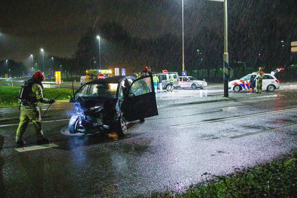 Twee auto's botsen op kruising