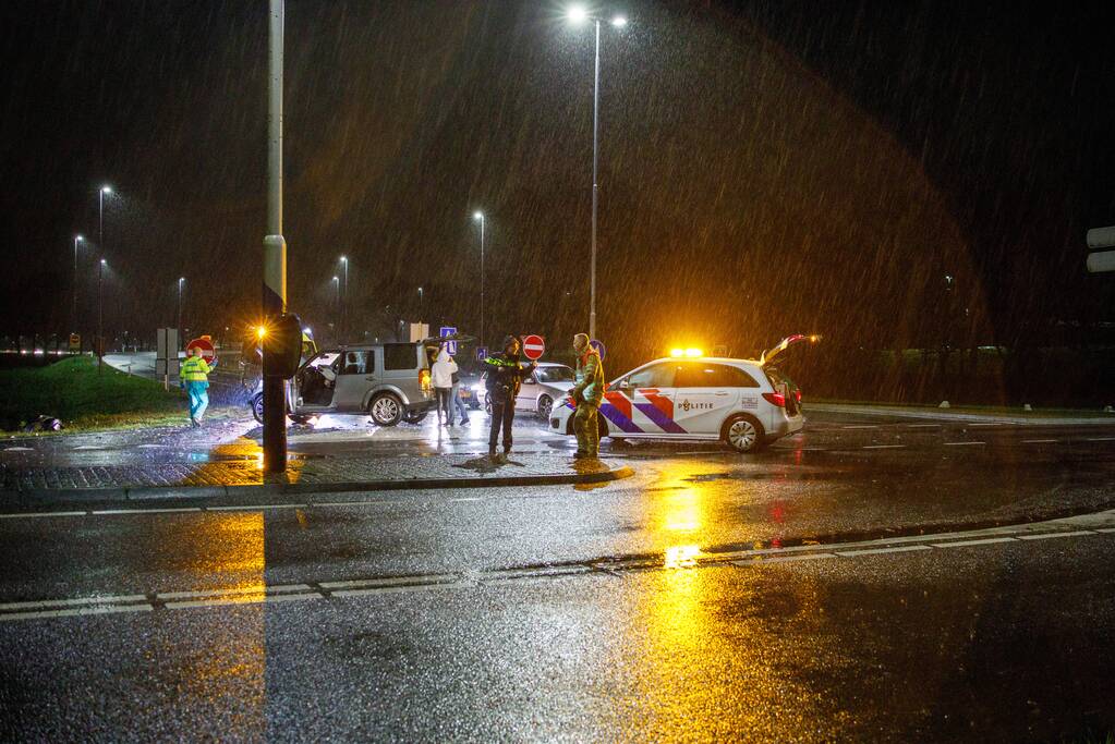 Twee auto's botsen op kruising