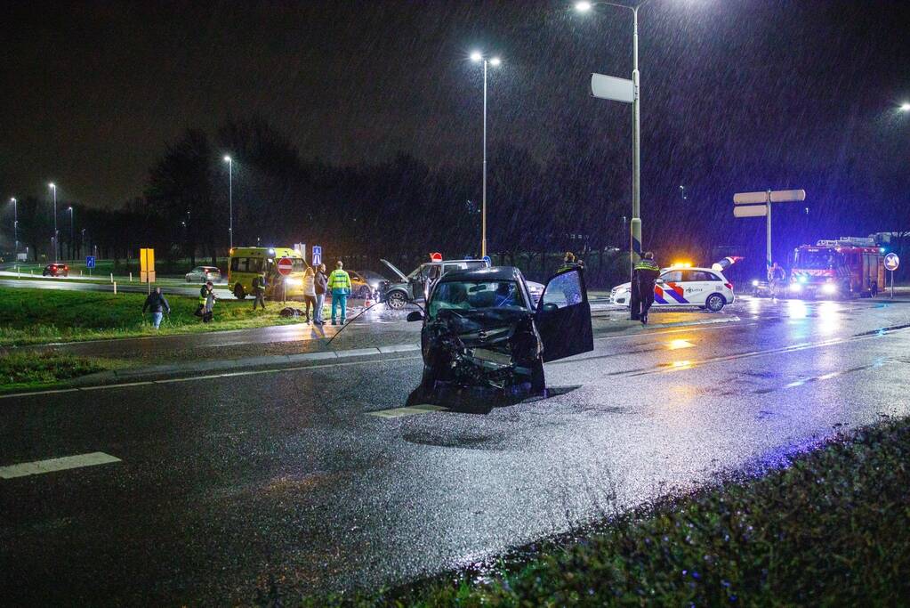 Twee auto's botsen op kruising