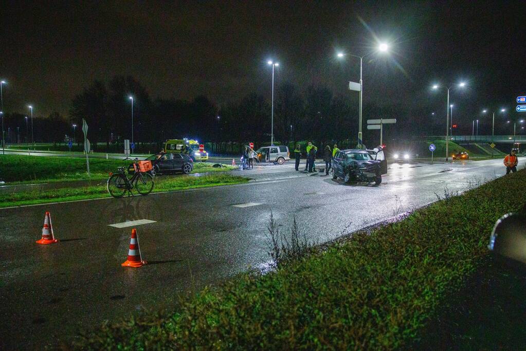 Twee auto's botsen op kruising