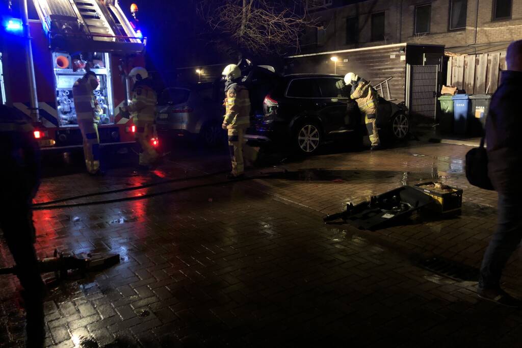 Geparkeerde hybride auto brandt volledig uit