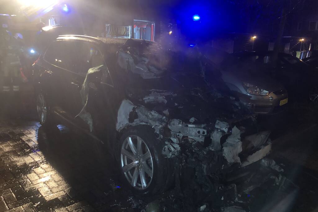 Geparkeerde hybride auto brandt volledig uit