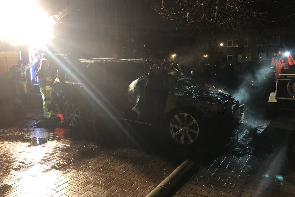 Geparkeerde hybride auto brandt volledig uit
