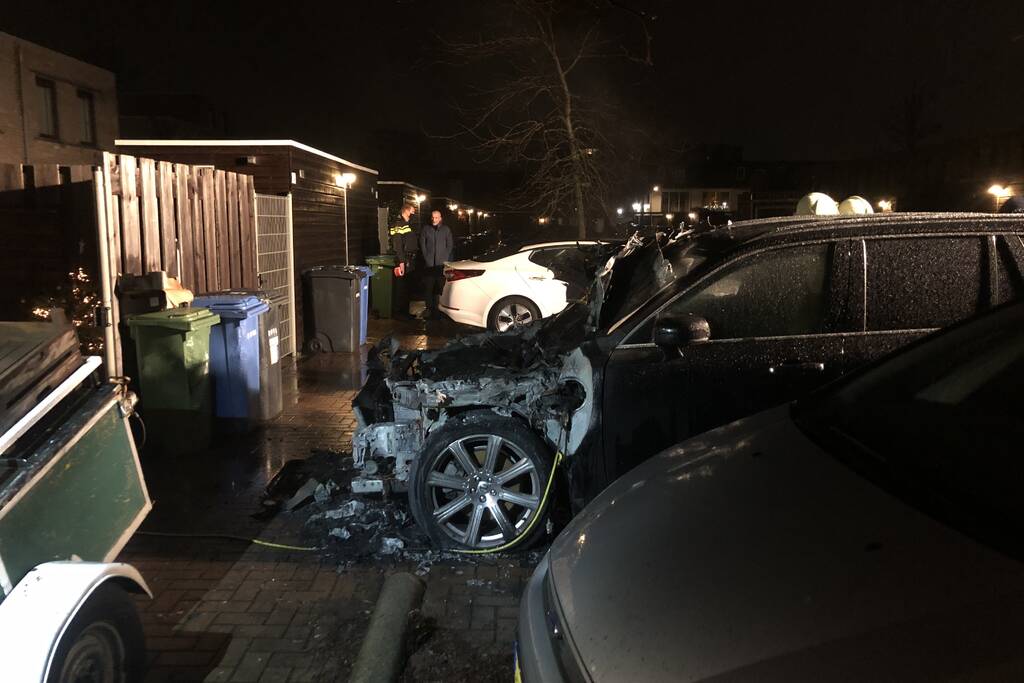 Geparkeerde hybride auto brandt volledig uit