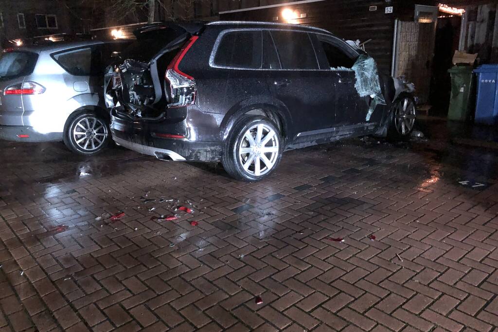 Geparkeerde hybride auto brandt volledig uit