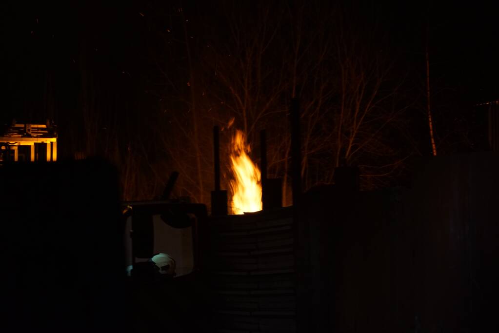 Berg afval in brand gevlogen