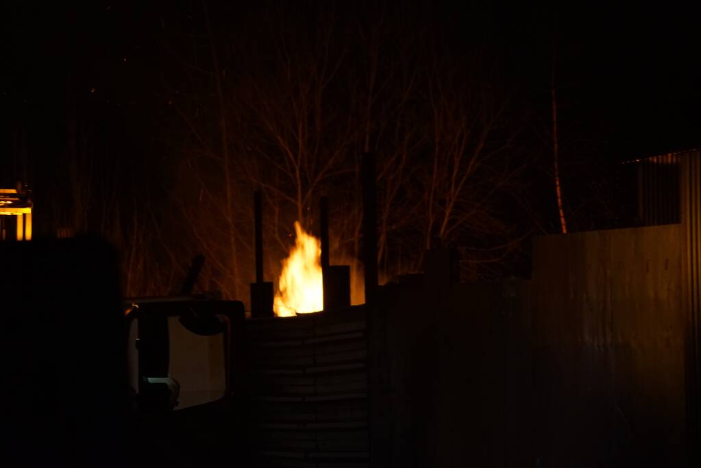 Berg afval in brand gevlogen