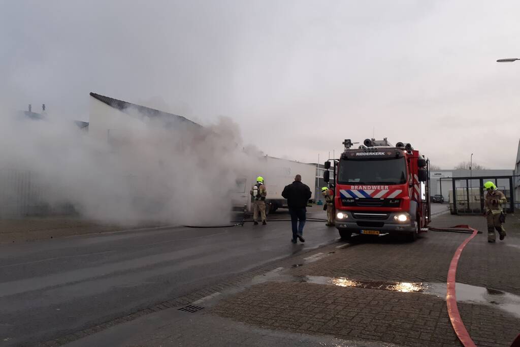 Bestelbus vliegt in brand tijdens rit