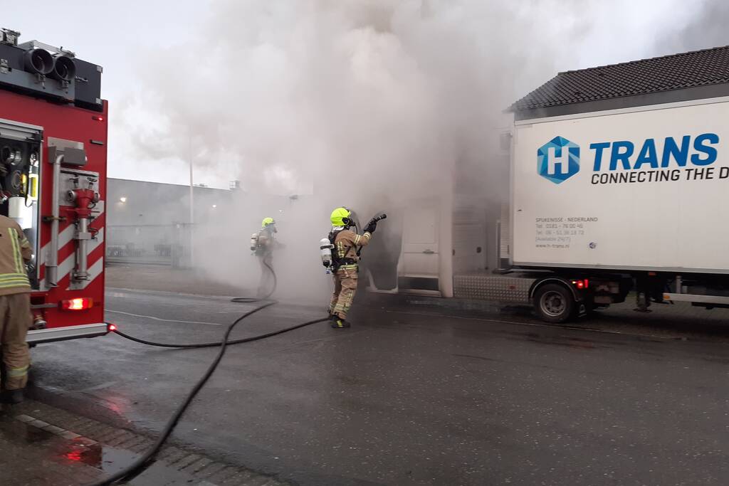 Bestelbus vliegt in brand tijdens rit
