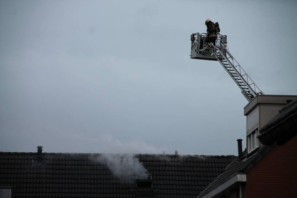 Flinke brand op zolder van woning