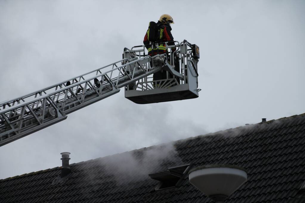 Flinke brand op zolder van woning
