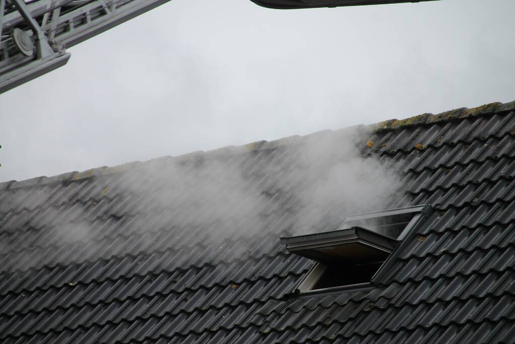 Flinke brand op zolder van woning