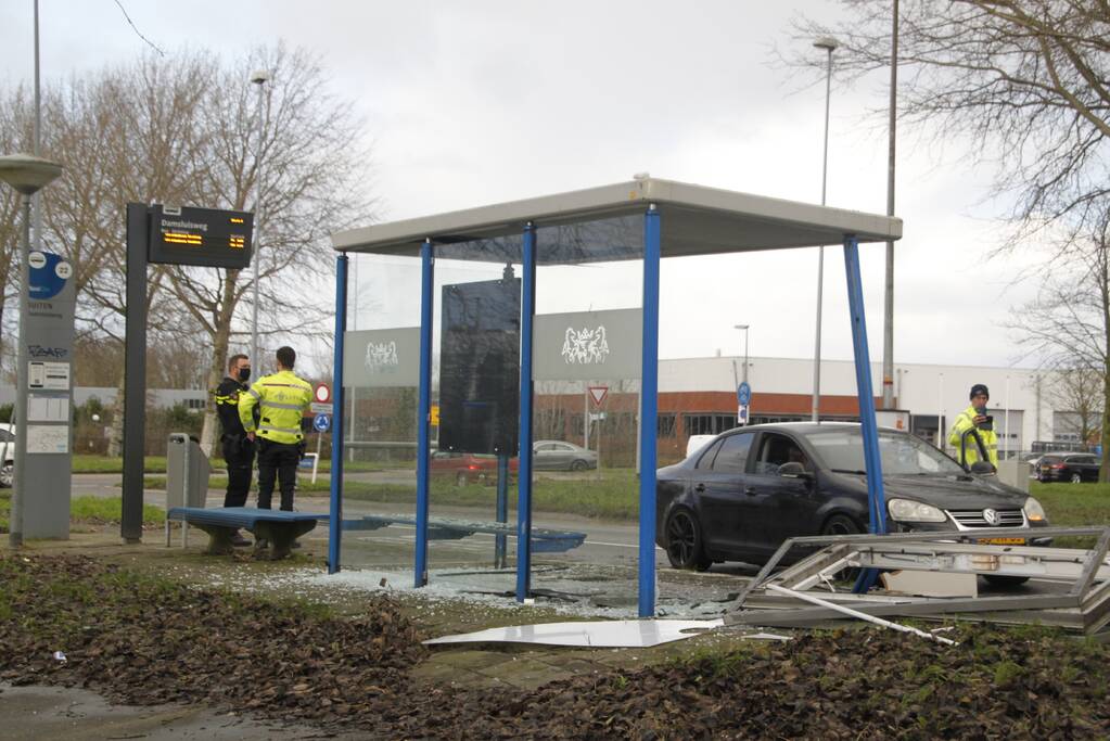 Bushok sneuveld na botsing tussen twee auto's