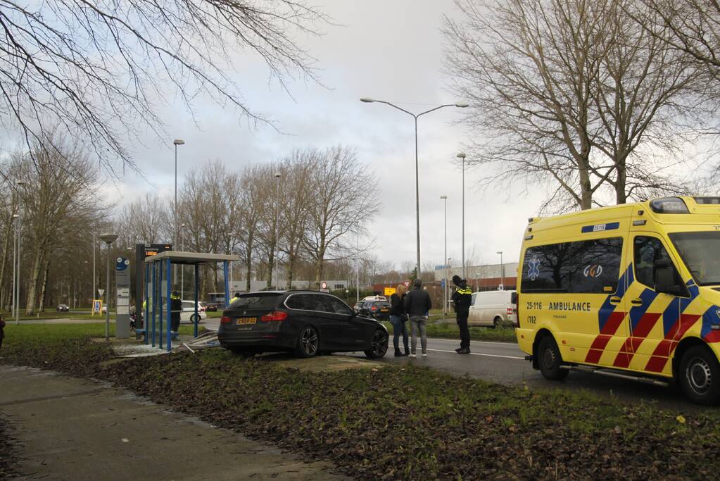 Bushok sneuveld na botsing tussen twee auto's