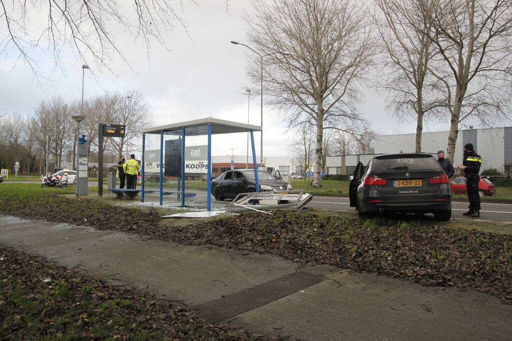 Bushok sneuveld na botsing tussen twee auto's